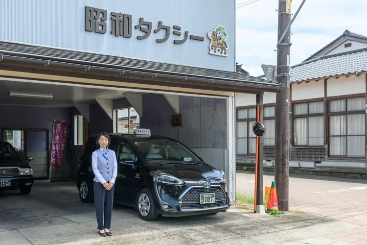 昭和タクシーの車両とドライバー