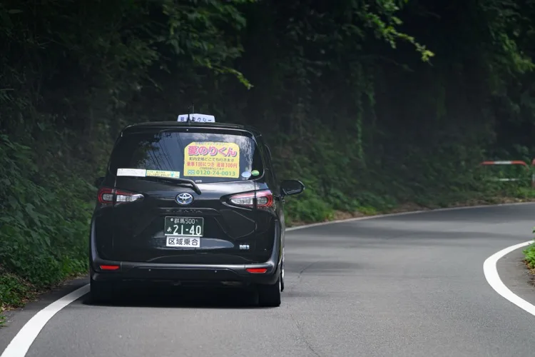 昭和タクシーの車両とドライバー