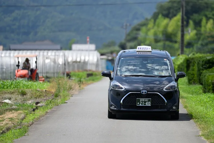 昭和タクシーの車両とドライバー